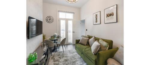 Green Bliss in the City: Comfortable 1-Bed Retreat - Tap to explore photos