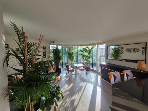 Panoramic Pondview Penthouse - Tap to explore photos