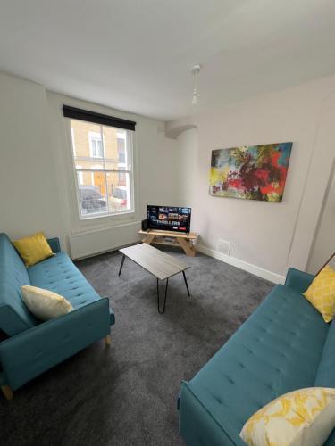 Newly Decorated 5-Bed Hackney Townhouse - Tap to explore photos