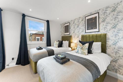 Peaceful Retreat with Balcony - Sleeps 9 - Tap to explore photos