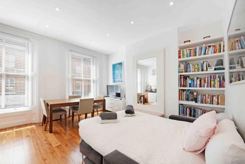 Huge 1 bed -sleeps 4 De Lux Soho Fitzrovia Suite - Tap to explore photos