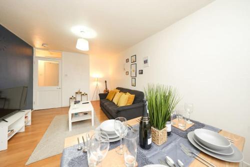 London Oasis Flat with High-Speed Broadband and Free Parking - Tap to explore photos