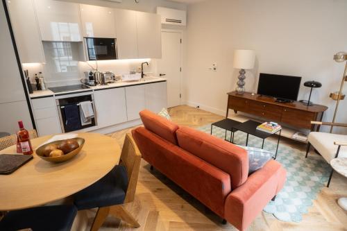 Bright, modern one bedroom apartment on 1st floor - Tap to explore photos