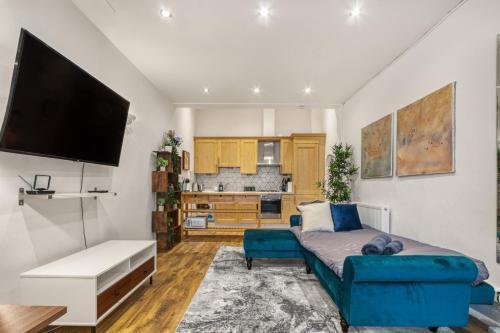 Vibrant 2-Bed by Bow - Tap to explore photos