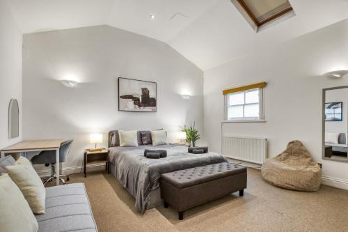 Vibrant 2-Bed by Bow - Tap to explore photos