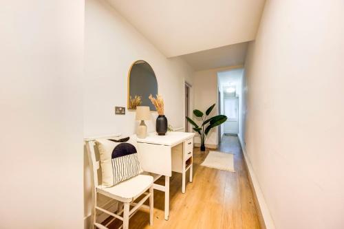 Heart of Hackney - 2bed garden flat sleeps 6 - Tap to explore photos