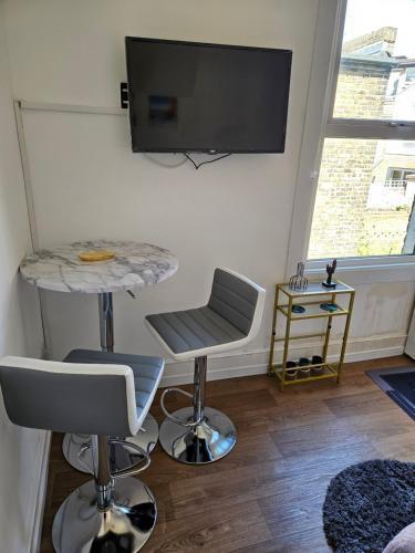 Tiny Studio, 30 min to St. Pancras, North London - Tap to explore photos