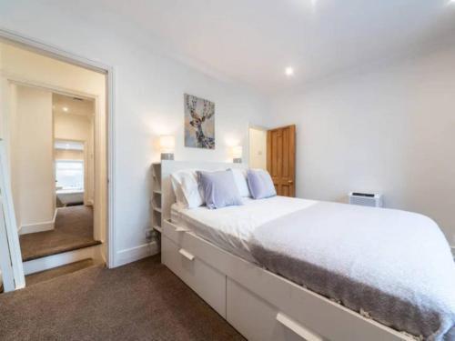 Charming Period Home near Surbiton with Garden - Tap to explore photos