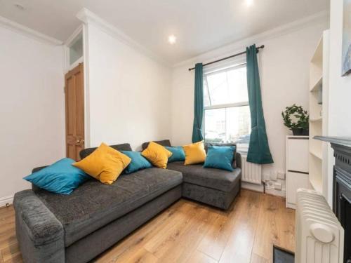 Charming Period Home near Surbiton with Garden - Tap to explore photos
