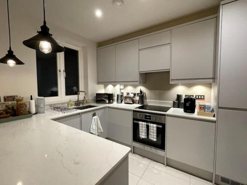 London Southgate 2bed Apartment - Tap to explore photos