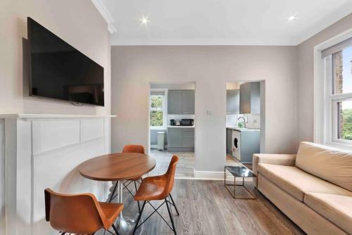 North Kensington Westfield 3 bedroom New DeluxAprt - Tap to explore photos