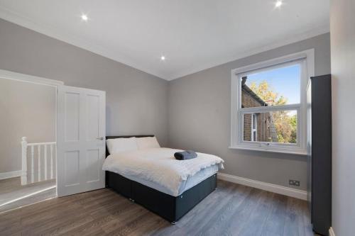 North Kensington Westfield 3 bedroom New DeluxAprt - Tap to explore photos