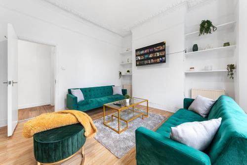 Brixton Retreat Cozy 2-Bedroom Living Space - Tap to explore photos