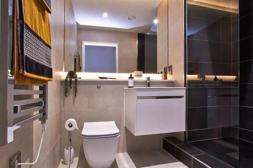 Kings Cross Walking Distance Luxury Private Garden House - Tap to explore photos