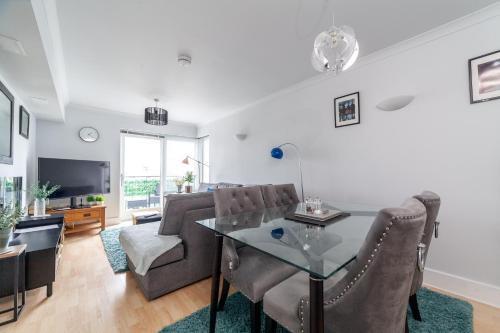 Stylish Chic Retreat: 1-bed, Near Canary Wharf - Tap to explore photos