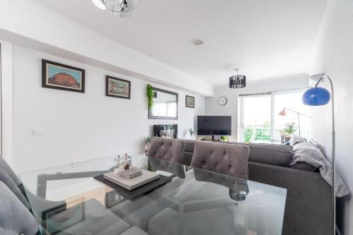 Stylish Chic Retreat: 1-bed, Near Canary Wharf - Tap to explore photos