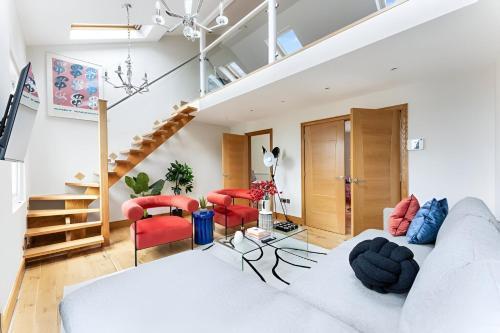 Vibrant Urban Escape, Family Friendly - Sleeps 8! - Tap to explore photos