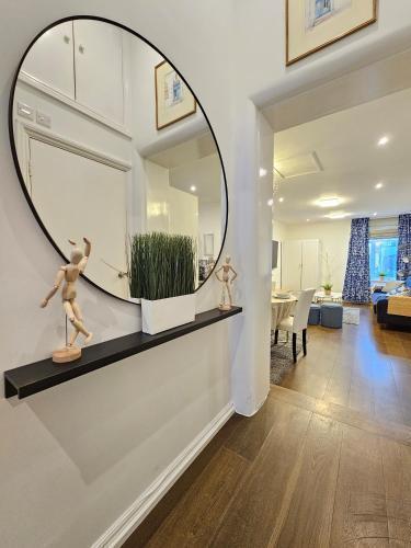 Stylish 2 Bedroom Apartment! - Tap to explore photos