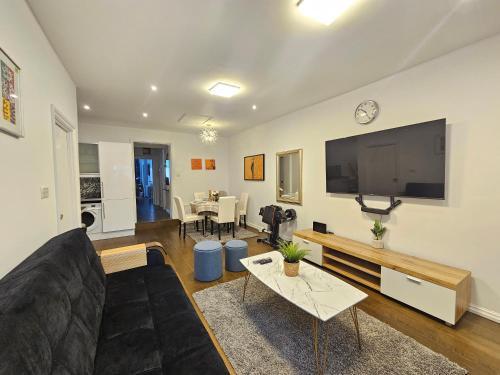 Stylish 2 Bedroom Apartment! - Tap to explore photos