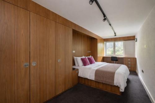 Deluxe 2-Bed Apartment with 24 Hour Security & Private Terrace - Tap to explore photos