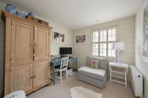 Perfect British Mews Home - Beautiful Garden - Tap to explore photos