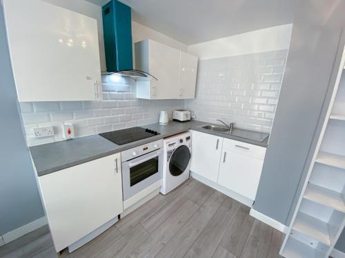 2 Bedroom Flat, Dalston Junction, London - Tap to explore photos