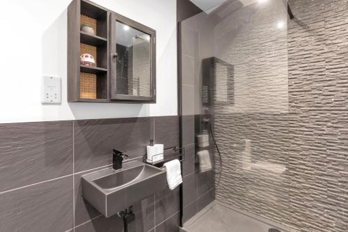 Kensington Home with Private Bathroom & Garden - Tap to explore photos