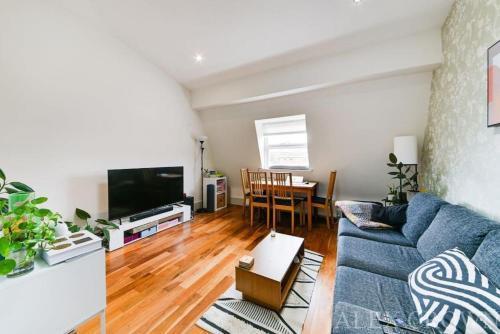 Cosy Caledonian Road Apartment, Nearby Tube and Restaurants - Tap to explore photos