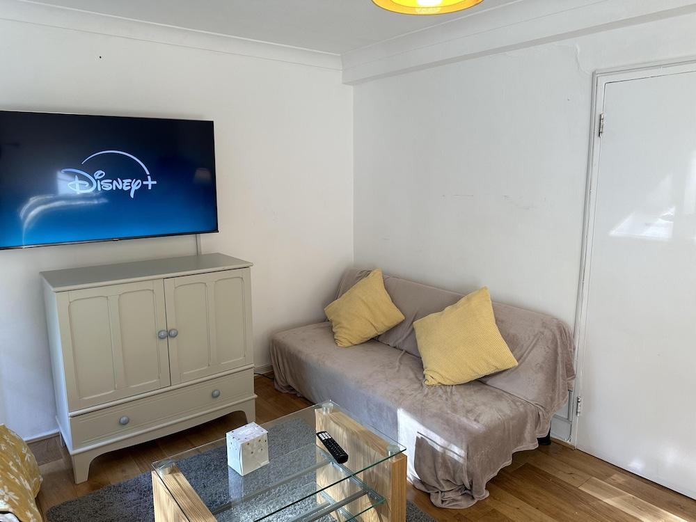 Cedar Wembley Park Serviced Apartments by Edens - Tap to explore photos