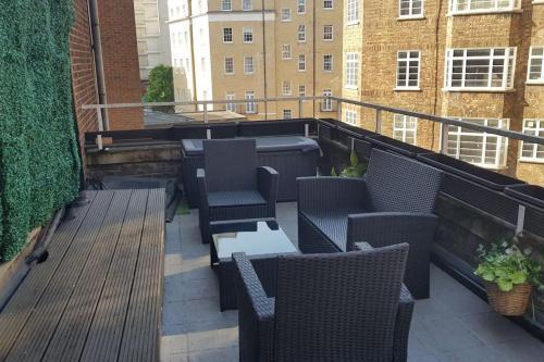 Studio apt with HUGE balcony near Oxford st - Marble arch - HydePark - Tap to explore photos