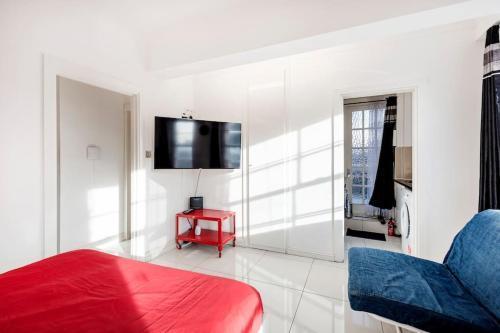 Studio apt with HUGE balcony near Oxford st - Marble arch - HydePark - Tap to explore photos