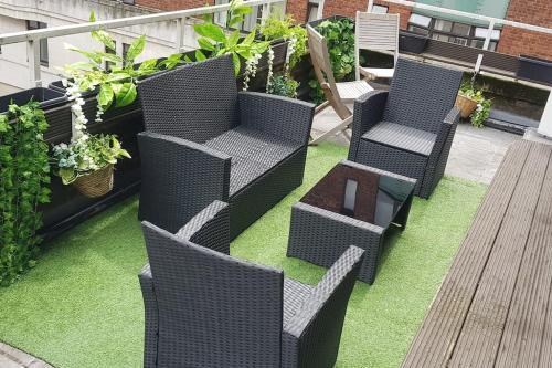 Studio apt with HUGE balcony near Oxford st - Marble arch - HydePark - Tap to explore photos