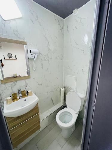 HOTEL LOUVAIN Room Type - Double Room