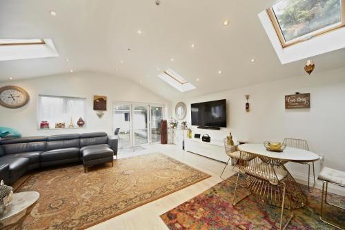Stunning 5BR Holiday Home with easy access to CENTRAL LONDON! - Tap to explore photos