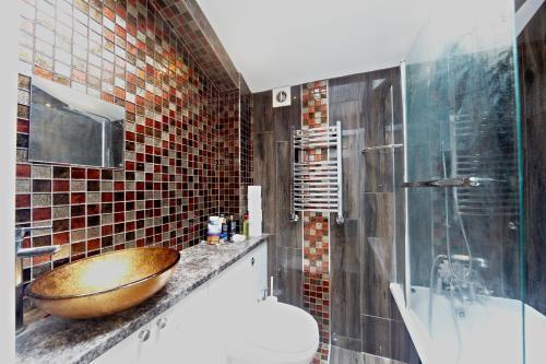 Stunning 5BR Holiday Home with easy access to CENTRAL LONDON! - Tap to explore photos
