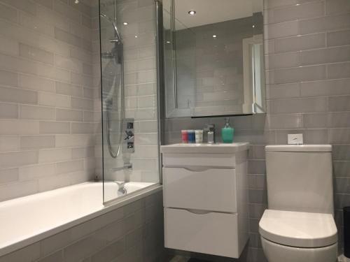 Luxury Two Bedroom Living - Central London & Westminster - Tap to explore photos