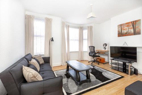Bright 1BR Flat, East London, 5min Upton Park Tube - Tap to explore photos