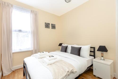 Bright 1BR Flat, East London, 5min Upton Park Tube - Tap to explore photos
