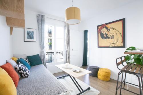 Charming 1 Bedroom Marais Hideaway - FB17A Room Type - One-Bedroom Apartment Charming 1 Bedroom Marais Hideaway - FB17A Room Type - One-Bedroom Apartment