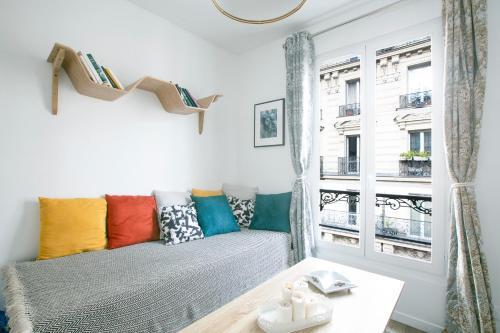 Charming 1 Bedroom Marais Hideaway - FB17A - Tap to explore photos