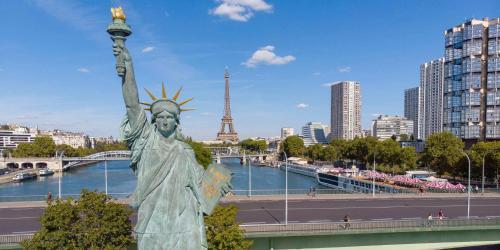 Unique Luxury Parisian Panorama High-Rise by the Eiffel Tower - Tap to explore photos