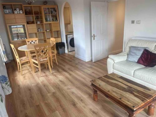 London SW19 2 bed 2 bath private flat - Tap to explore photos