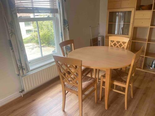 London SW19 2 bed 2 bath private flat - Tap to explore photos