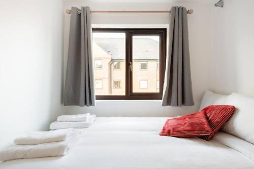 Wapping - Tobacco Docks - Modern Flat