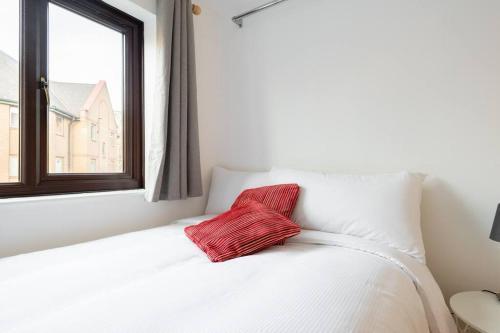 Wapping - Tobacco Docks - Modern Flat - Tap to explore photos