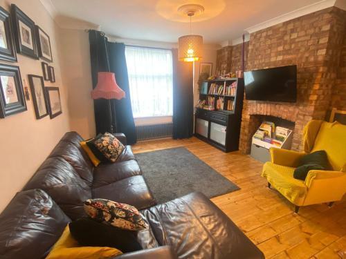 Three Bedroom Family home with garden in Walthamstow - Tap to explore photos