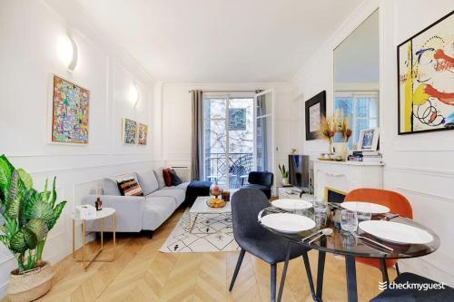 Luxury apartment 4pers George V - Tap to explore photos