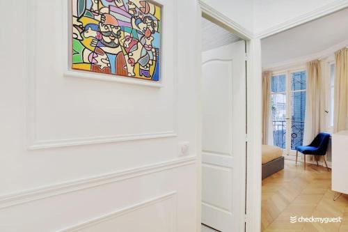 Luxury apartment 4pers George V - Tap to explore photos