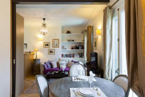 Eiffel Tower View Apartment 1 min walk Paris 7th Air Conditioning - Tap to explore photos