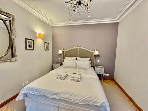 Eiffel Tower View Apartment 1 min walk Paris 7th Air Conditioning